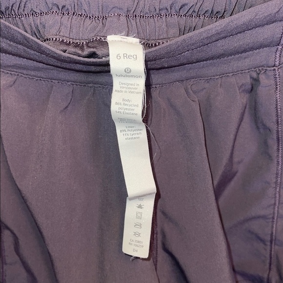Lululemon Hotty Hot Short II *2.5" - Picture 3 of 5